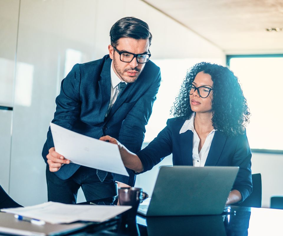 Homem e mulher discutindo integração SAP via API com extrato bancário em tempo real