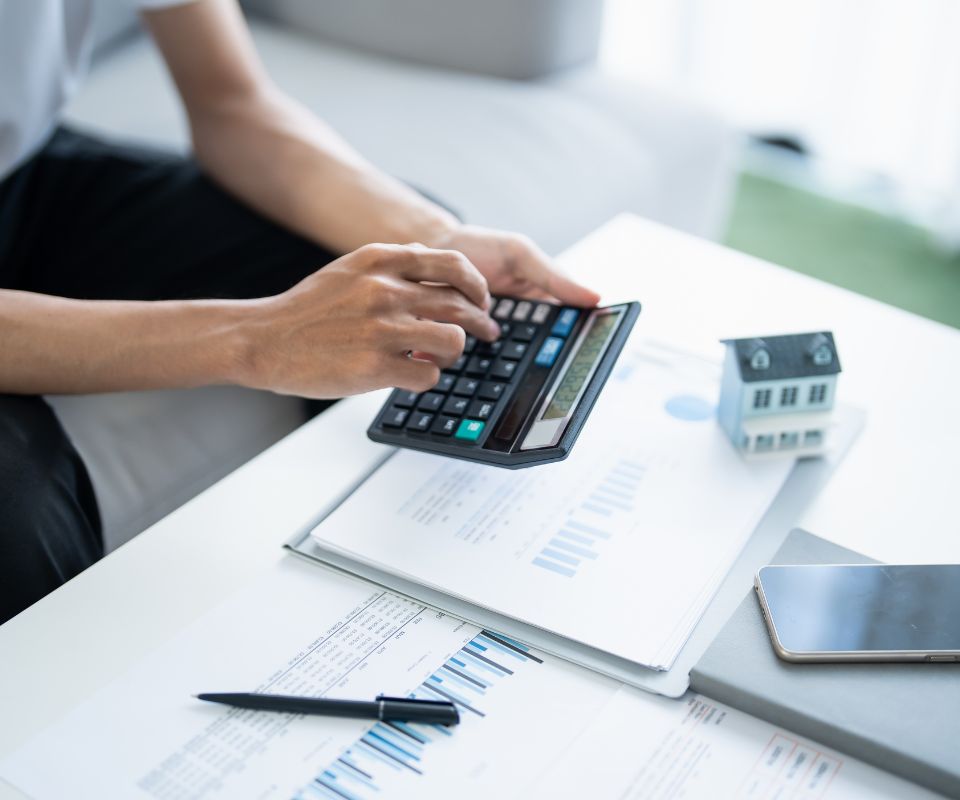 Comparativo entre PRICE vs SAC mostrando fluxo de caixa, custo total e redução da dívida