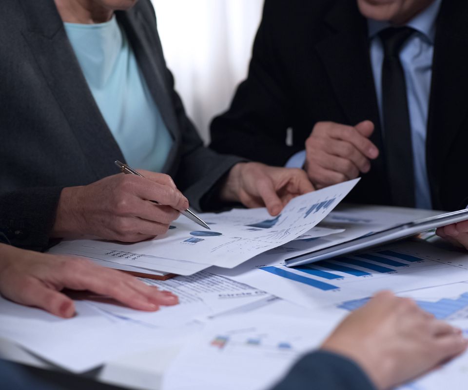 Executivos analisando relatórios financeiros com foco em apropriação correta de despesas IFRS e governança corporativa