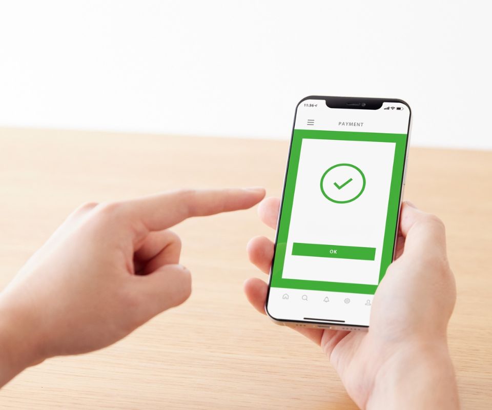 Celular mostrando tela de confirmação de pagamento realizado via link de pagamento integrado ao SAP