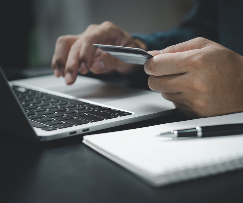 Celular exibindo tela de confirmação de pagamento digital integrado ao ERP SAP, ilustrando tendências em meios de pagamento
