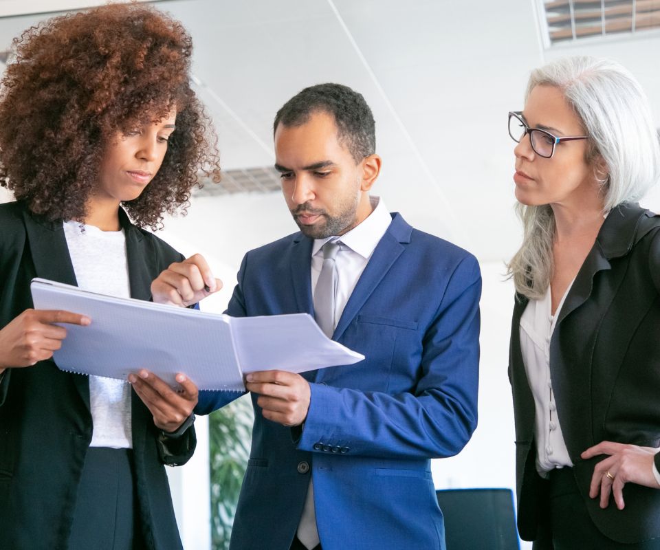 Profissionais de tesouraria corporativa analisando dados financeiros para tomada de decisão estratégica em 2026